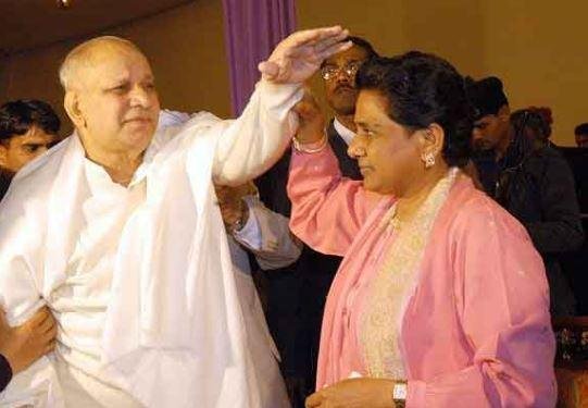 मायावती ने बसपा में पुराने साथियों के लिए घर वापसी का खोला दरवाजा बसपा संस्थापक कांशीराम के साथ की मायावती की फाइल फोटो