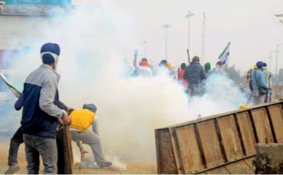 किसानों के दिल्ली कूच के दौरान बवाल का नजारा। 