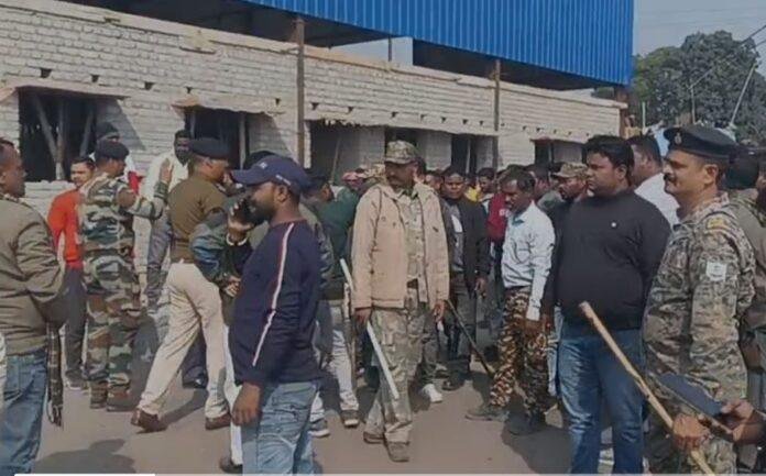 Nirsa Breaking : गोपीनाथपुर कोलियरी में लोगों का हंगामा, भारी संख्या में पुलिस बल तैनात...