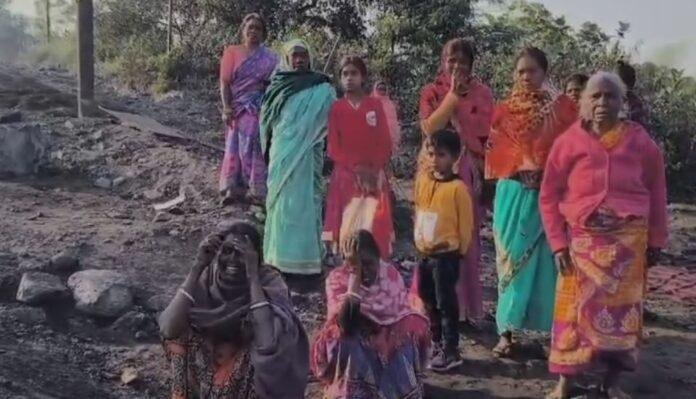 Dhanbad : हाइवा ने बाइक सवार को कुचला, फिर परिजनों ने कर दिया...