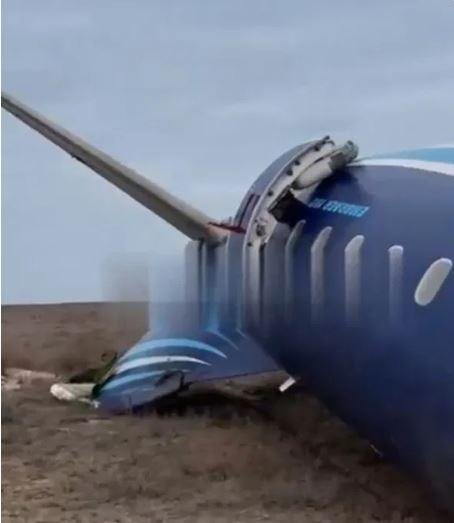 क्रैश हुए विमान का मलवा 1 क्रैश हुए विमान का मलवा