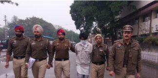 गिरफ्तार समलैंगिक सीरियल किलर को कोर्ट में पेश करने को ले जा रही पंजाब पुलिस की टीम।