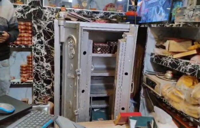 गुमला के घाघरा थाना के पास ज्वेलरी शॉप में चोरी।