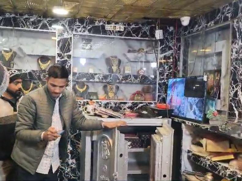 गुमला के घाघरा थाना के पास ज्वेलरी शॉप में चोरी। 