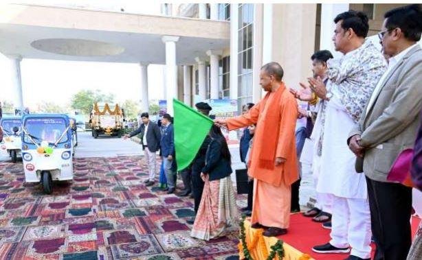 समाज को समर्थ बनाने के लिए आधी आबादी का सशक्तिकरण आवश्यक, बोले सीएम योगी गोरखपुर में ई-रिक्शा और मिल्क वैन को हरी झंडी दिखाकर रवाना करते सीएम योगी।