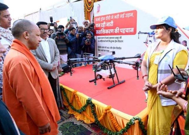 समाज को समर्थ बनाने के लिए आधी आबादी का सशक्तिकरण आवश्यक, बोले सीएम योगी गोरखपुर में ड्रोन दीदियों से मिलते सीएम योगी।