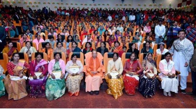 गोरखपुर का खिचड़ी मेला होगा प्लास्टिक फ्री, CM Yogi का विशेष निर्देश गोरखपुर में महिला स्वयं सहायता समूह की सदस्य महिलाओं संग सीएम योगी और गोरखपुर के सांसद रवि किशन।