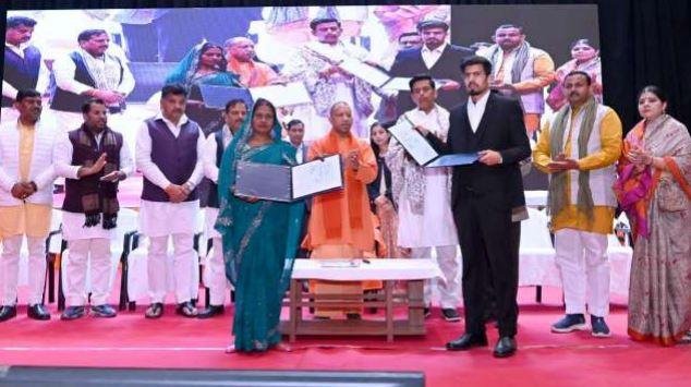 खिचड़ी मेले से गोरखपुर के विकास की ब्रांडिंग करने की तैयारी CM Yogi Adityanath In Gorakhpur during a programme.