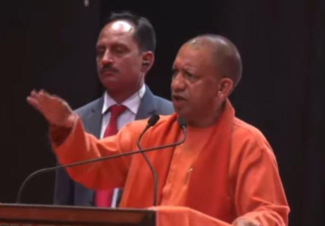 समाज को समर्थ बनाने के लिए आधी आबादी का सशक्तिकरण आवश्यक, बोले सीएम योगी महिला स्वयं सहायता समूहों के कार्यक्रम में बोलते हुए सीएम योगी आदित्यनाथ।