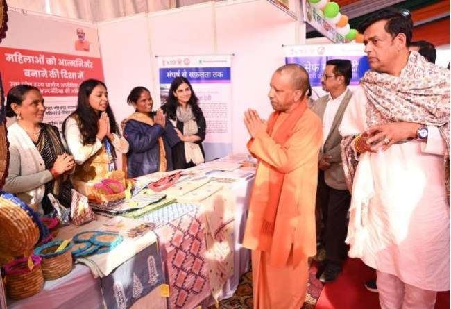 समाज को समर्थ बनाने के लिए आधी आबादी का सशक्तिकरण आवश्यक, बोले सीएम योगी गोरखपुर में स्वयं सहायता समूह की सदस्य महिलाओं से मिलते सीएम योगी।