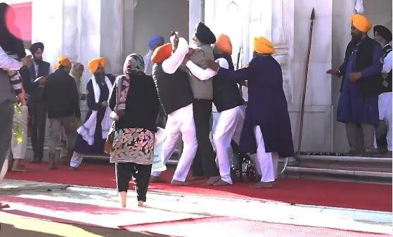 स्वर्ण मंदिर के गेट पर शिअद प्रमुख सुखबीर सिंह बादल पर फायरिंग करने वाले को दबोचते गार्ड्स। 