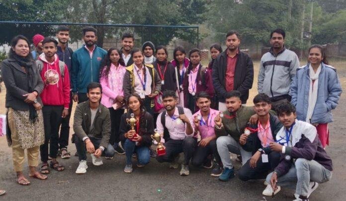 चग-min Giridih : सरिया कॉलेज में खेलकूद प्रतियोगिता का समापन, विजेता खिलाड़ियों को किया गया सम्मानित