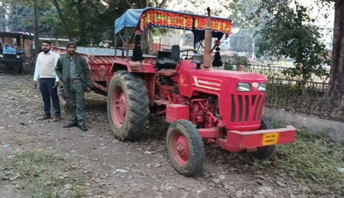 Bokaro Raid : अवैध उत्खनन को लेकर छापेमारी, 1 ट्रैक्टर जब्त...