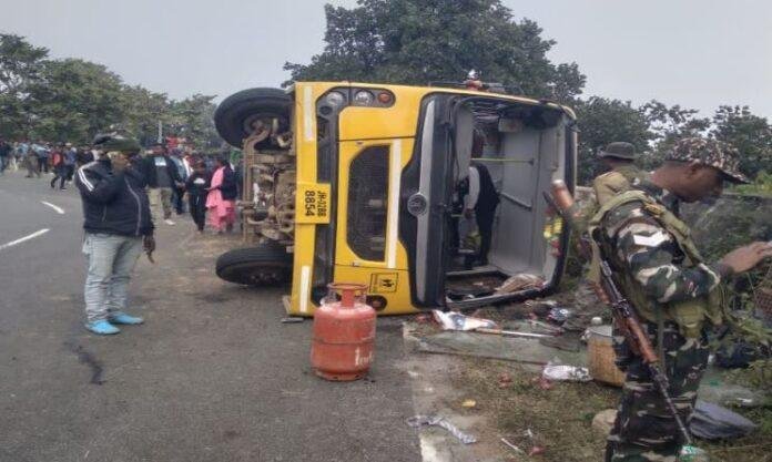 Ranchi Accident : हुंडरू फॉल घूमने जा रही स्कूली बस पलटी, दो दर्जन से ज्यादा बच्चे घायल...