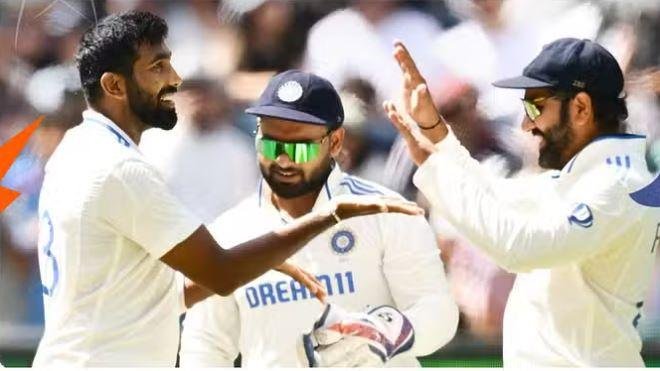 200वां विकेट लेने के बाद मेलबर्न में जसप्रीत बुमराह को बधाई देते कप्तान रोहित शर्मा और विकेट कीपर ऋषभ पंत। 