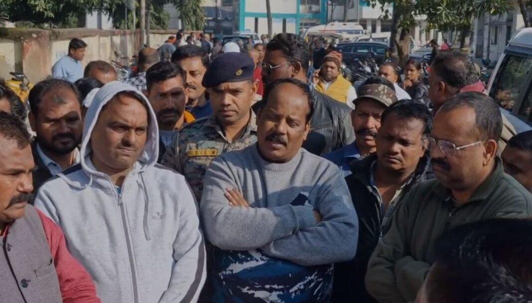 Hazaribagh Murder : कांग्रेस नेता की गोली मारकर हत्या, परिजनों से मिले विधायक प्रदीप प्रसाद...