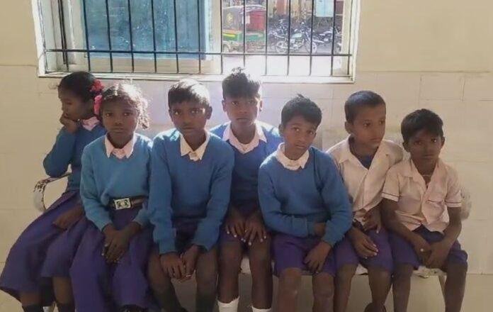 Lohardaga : शिक्षा विभाग शर्मसार, स्कूली बच्चों को करना पड़ा...