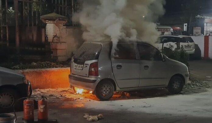 Dhanbad Breaking : स्टेशन रोड में सड़क किनारे खड़े कार में लगी आग, टला बड़ा हादसा...