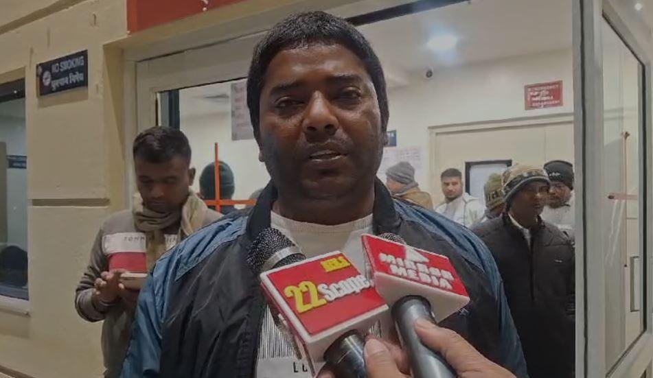 Dhanbad Breaking : अपराधियों ने सीमेंट कारोबारी को मारी गोली, गंभीर... Dhanbad Breaking : घटना के बाद लोगों ने की कड़ी कार्रवाई की मांग