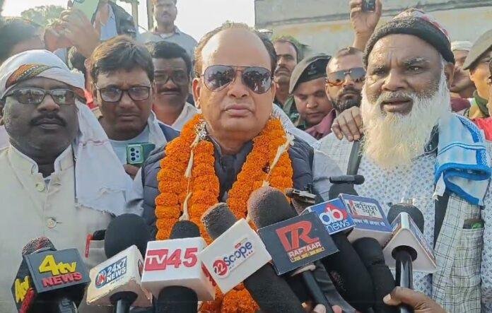 Dhanbad : मंत्री बनने के बाद पहली बार धनबाद पहुंचने पर समर्थको ने इरफान अंसारी कुछ ऐसे किया स्वागत...