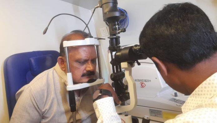 Jamtara : पूर्व मंत्री मिथिलेश ठाकुर ने चलंत नेत्र चिकित्सा वाहन का किया शुभारंभ...