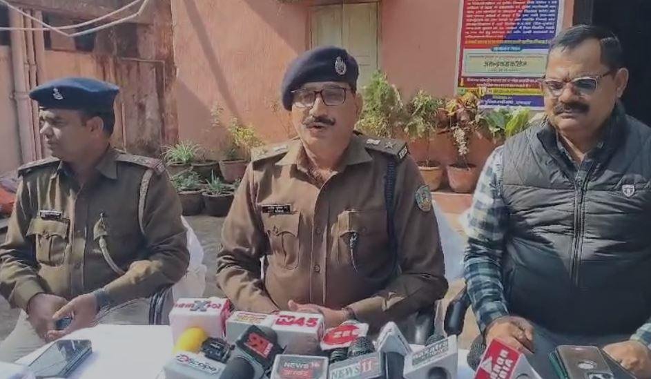 Dhanbad Crime : जानकारी देती पुलिस