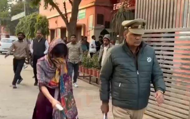 Love Affair : प्यार में धोखा ! प्रेमिका ने काट दिया प्रेमी का गुप्तांग, ये थी वजह... Love Affair : घटना के बाद पुलिस ने युवती को हिरासत में लिया