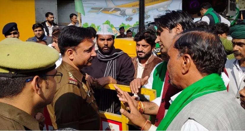 दिल्ली कूच पर अड़े किसानों को समझाते पुलिस अधिकारी। 