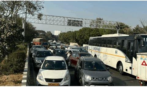 सोमवार को किसानों के हंगामेदार दिल्ली कूच से लगा भयंकर ट्रैफिक जाम। 