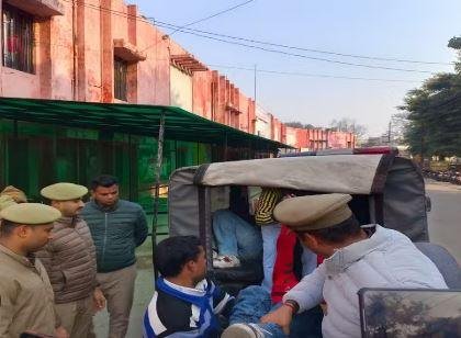 पीलीभीत में एनकाउंटर के बाद आतंकियों घायलावस्था में अस्पताल ले जाते पुलिस के जवान।