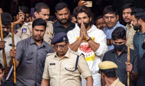 पुलिस थाने में पूछताछ के लिए पहुंचे अभिनेता अल्लू अर्जुन Allu Arrjun File Photo