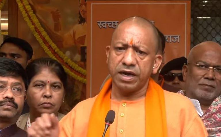 CM Yogi ने महाकुम्भ के नाम पर फर्जी वेवसाइट-ऐप पर कड़ी कार्रवाई का दिया निर्देश मंगलवार को प्रयागराज में सीएम योगी आदित्यनाथ।