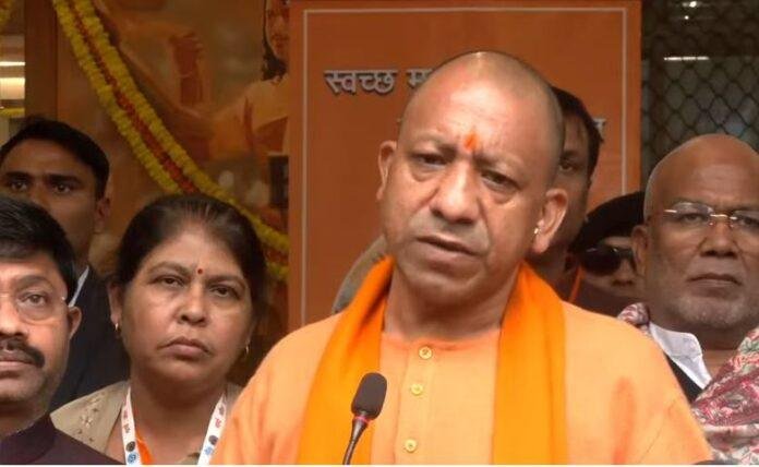 मंगलवार को प्रयागराज में महाकुंभ की तैयारियों को लेकर मीडिया को जानकारी देते सीएम योगी आदित्यनाथ।