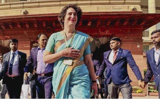 अमित शाह से मिलीं Priyanka Gandhi, वायनाड के लिए मांगा 2221 करोड़ का रिलीफ फंड | 22Scope News संसद में केंद्रीय गृह मंत्री से मिलकर निकलतीं प्रियंका गांधी वाड्रा।