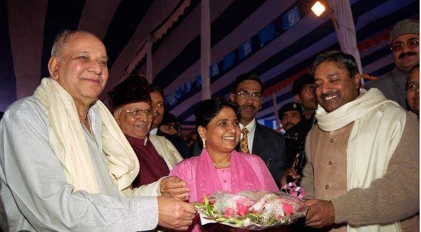 मायावती ने बसपा में पुराने साथियों के लिए घर वापसी का खोला दरवाजा बसपा संस्थापक के रहते मायावती के सियासी रसूख को बयां करती तस्वीर। इसमें विहिप के दिग्गज नेता और पूर्व भाजपा सांसद विनय कटियार भी दिख रहे हैं।