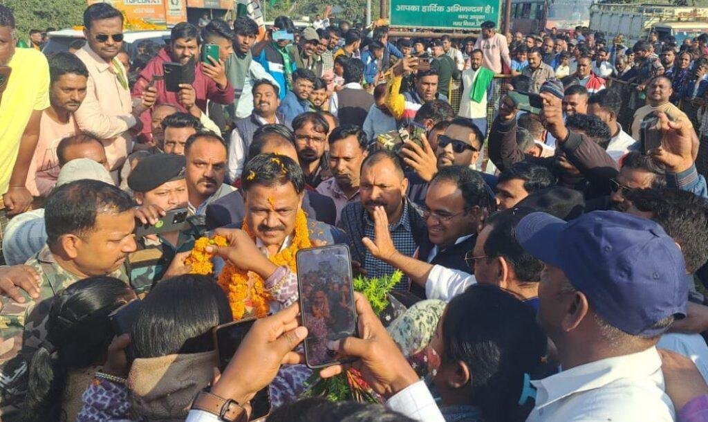 Giridih पहुंचने पर कार्यकर्ताओं ने मंत्री को घेर लिया