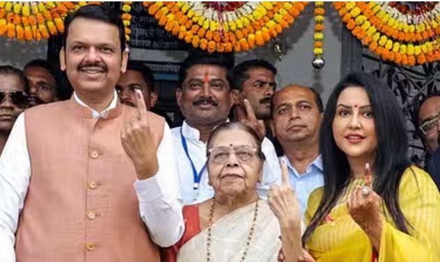 महाराष्ट्र में शपथ लेते समय देवेंद्र फडणवीस ने लिया पिता के साथ मां का भी नाम 3 22Scope News मां और पत्नी के साथ की देवेंद्र फडणवीस की फाइल फोटो