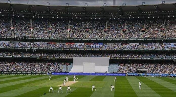 मेलबर्न में सोमवार को मैच समाप्ति से पहले के खेल का नजारा।