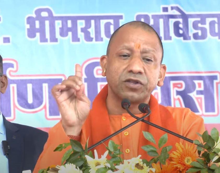 लखनऊ में बाबा साहब के वृहद श्रद्धांजलि सभा में बोलते हुए सीएम योगी।