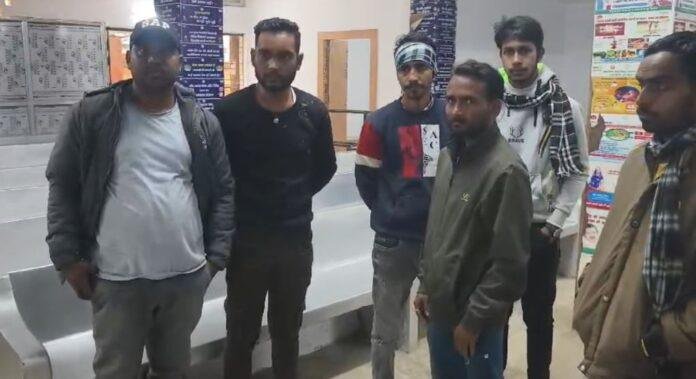 Giridih Crime : घर के बाहर बैठे युवक पर धारदार हथियार से जानलेवा हमला, ग्रामीणों ने दो को दबोचा फिर...