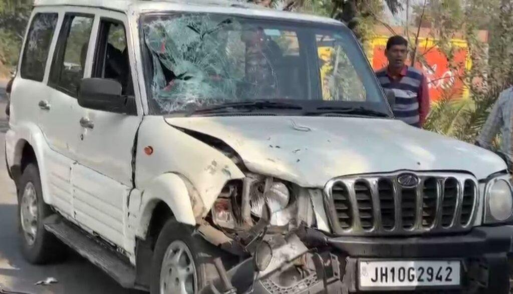 Dhanbad Accident : टक्कर के बाद स्कॉर्पियो की उड़ी धज्जियां