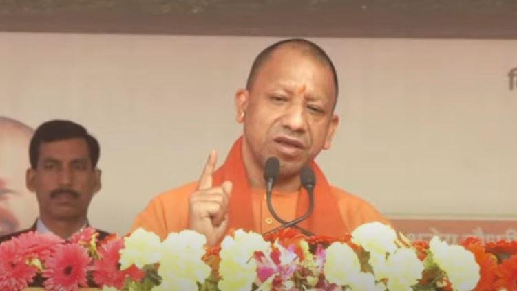 लखनऊ में चौधरी चरण जयंती कार्यक्रम में संबोधन देते सीएम योगी आदित्यनाथ। 