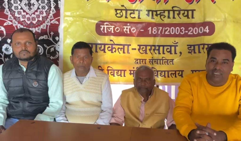 जन सेवा सदन के अध्यक्ष रणजीत महतो, सदस्य राजेश महतो, चन्द्रनाथ महतो, अमीन महतो तथा पप्पू महतो प्रेसवार्ता करते हुए। 