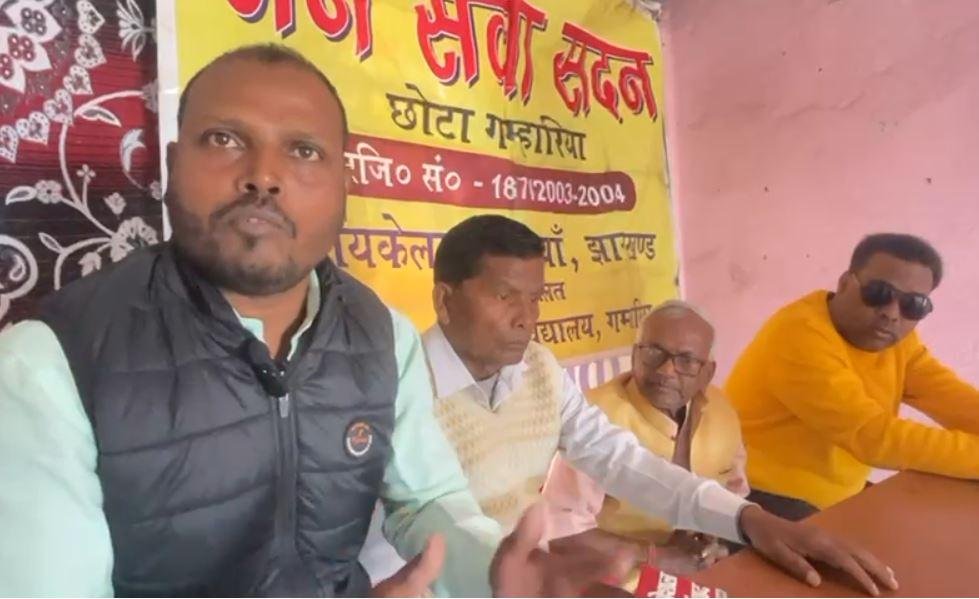 जन सेवा सदन के अध्यक्ष रणजीत महतो, सदस्य राजेश महतो, चन्द्रनाथ महतो, अमीन महतो तथा पप्पू महतो प्रेसवार्ता करते हुए। 