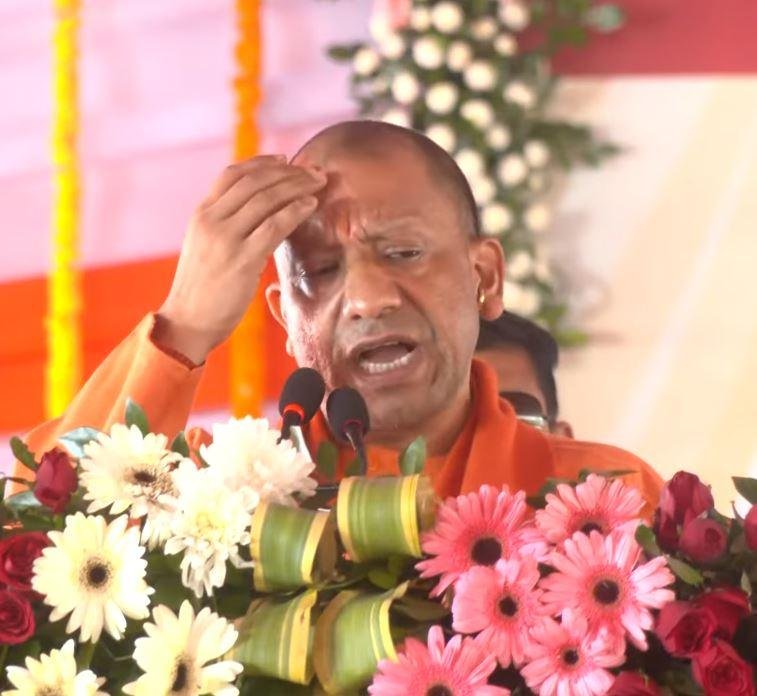 CM Yogi आदित्यनाथ ने महाकुम्भ मेला क्षेत्र में संत समाज के साथ संवाद किया