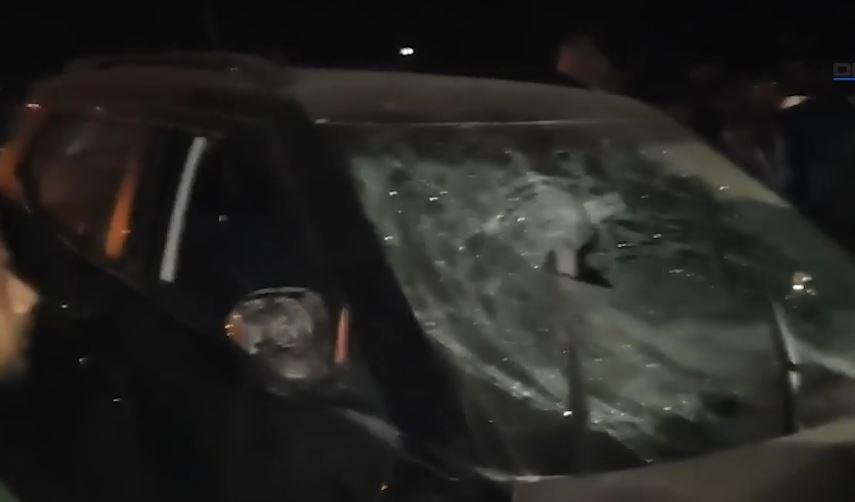 नाराज भीड़ ने वाराणसी के चौबेपुर में क्षतिग्रस्त किया दुर्घटनाकारी कार। 