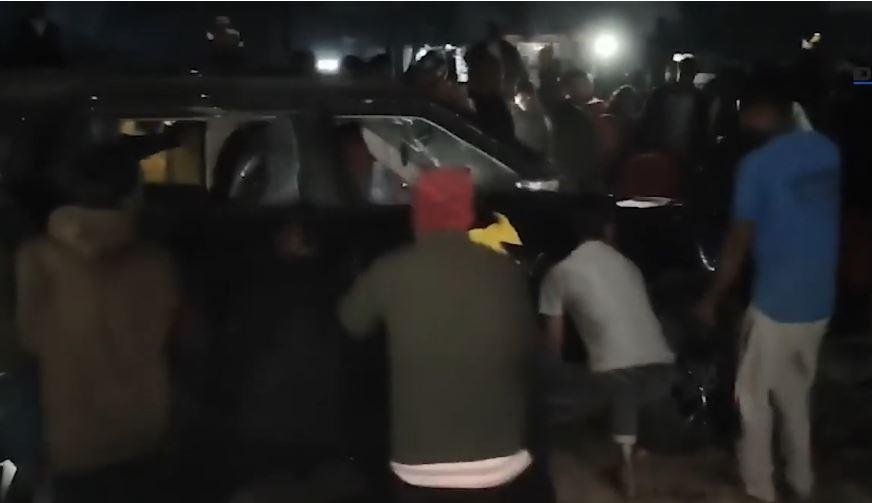 वाराणसी के चौबेपुर में नाराज भीड़ दुर्घटनाकारी कार को पलटते हुए। 