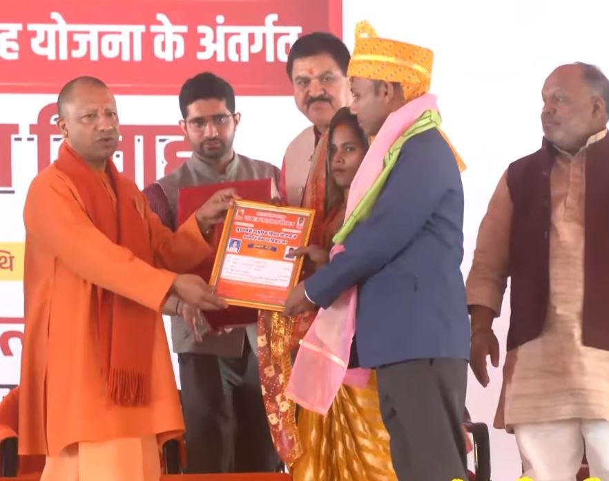 वाराणसी में हुआ 501 बेटियों का दहेजमुक्त विवाह, CM Yogi ने नवदम्पत्तियों को दिया आशीर्वाद | 22Scope News सीएम योगी विवाहित जोड़ों को विवाह प्रमाण पत्र और उपहार प्रदान करते हुए