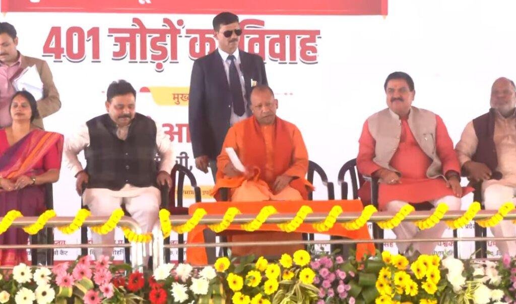 वर्ष 2014 के बाद नए भारत में महिलाओं को मिला सम्मानजनक स्थान, बोले CM Yogi वाराणसी में शनिवार को पिंडरा के कार्यक्रम को शिरकत करते सीएम योगी आदित्यनाथ।