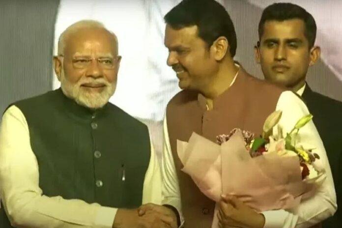 सीएम महाराष्ट्र-min महाराष्ट्र के नए सीएम देवेंद्र फडणवीस को बधाई देते पीएम नरेंद्र मोदी।